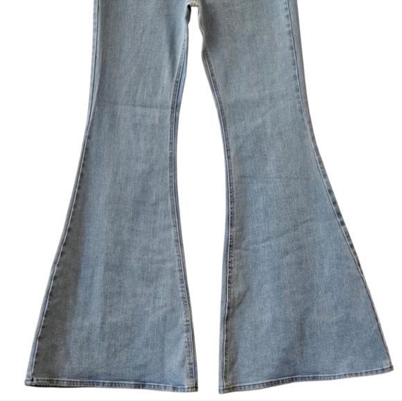84 NWT FOREVER 21 MID RISE FLARE JEANS WOMEN'S SIZE MEDIUM - Picture 6 of 10